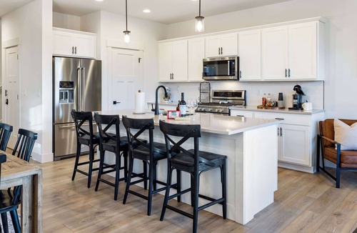 Bozeman House | Antler's Peak | Bridger Views & Close to Airport