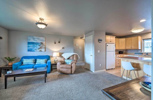 Anacortes Apartment | Apartment w/Gas Fireplace ~ 1/2 Mi to Beach!