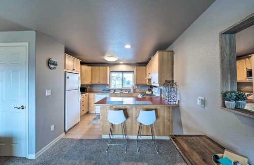 Anacortes Apartment | Apartment w/Gas Fireplace ~ 1/2 Mi to Beach!
