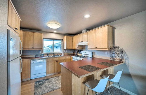 Anacortes Apartment | Apartment w/Gas Fireplace ~ 1/2 Mi to Beach!