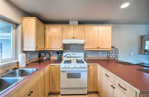 Anacortes Apartment | Apartment w/Gas Fireplace ~ 1/2 Mi to Beach!