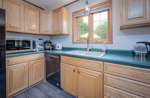 Apple River Cabin | Apple Cub Cabin: Hot Tub, Game Room & King Beds & 3 Bathrooms!