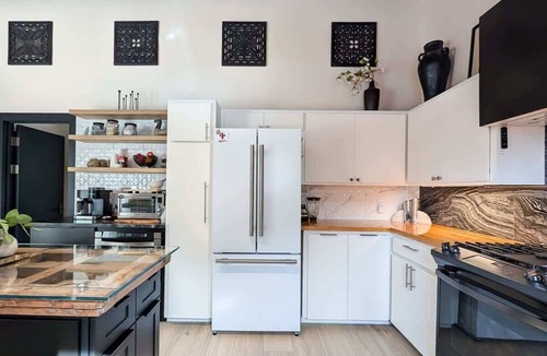 Hailey House | Après Chalet - Hot Tub - Pizza Oven & Firepit - Yard & Outdoor Games - A+ Beds