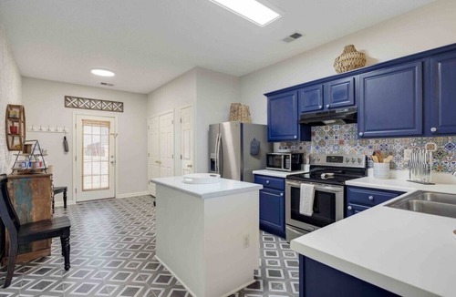 Arlington House | Arlington/65” HDTV/25 min to BLUE OVAL/garage