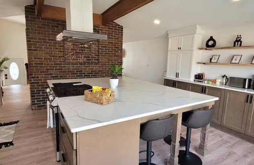 Beaverdale House | AshbyPark Retreat: Heart Of DSM, Nature Steps Away