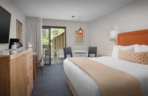 Ashland Hotel | Ashland Airport King studio w/Gym, pool