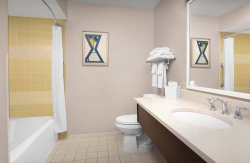 Ashland Hotel | Ashland Airport King studio w/Gym, pool