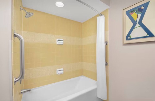 Ashland Hotel | Ashland Airport King studio w/Gym, pool