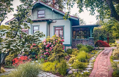 Siskiyou-Hargadine Historic District Bed & Breakfast | Ashland's Premier Eco-B&B: Queen Bed Suite with Mountain Views (Fleur)