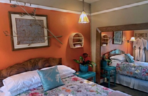 Siskiyou-Hargadine Historic District Bed & Breakfast | Ashland's Premier Eco-B&B: Queen Bed Room with Garden Views (Maitre)