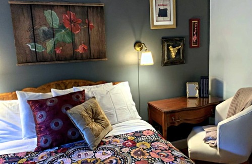 Siskiyou-Hargadine Historic District Bed & Breakfast | Ashland's Premier Eco-B&B: Dog-friendly Queen Bed Room with Separate Entrance (Rosette)