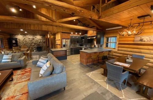 Alpine House | Aspen Bear Paws | Charming Retreat with Hot Tub & Loft