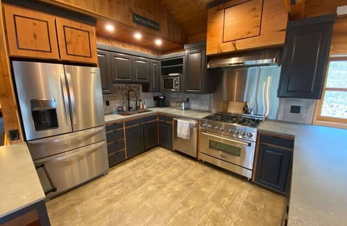 Alpine House | Aspen Bear Paws | Charming Retreat with Hot Tub & Loft