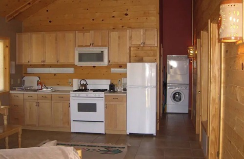 La Sal Cabin | Aspen Cabin sits within the Mt Peale Animal Sanctuary, ideal for the adventurer