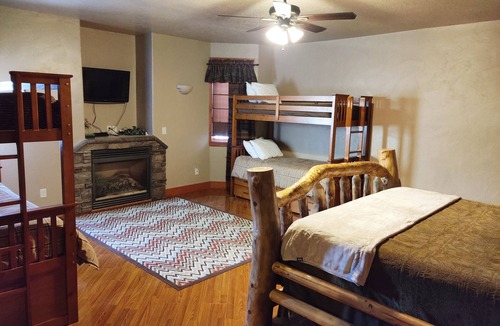 Garden City Cabin | Aspen Lodge. Family Fun, Foam pit, Indoor play area. Great for large groups!