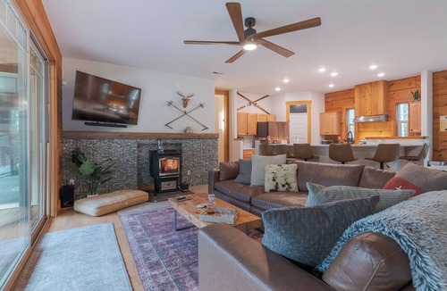 Mount Hood Village House | Astonishing home on the Sandy River, Pet friendly, Hot tub !