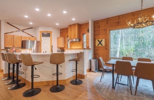 Mount Hood Village House | Astonishing home on the Sandy River, Pet friendly, Hot tub !