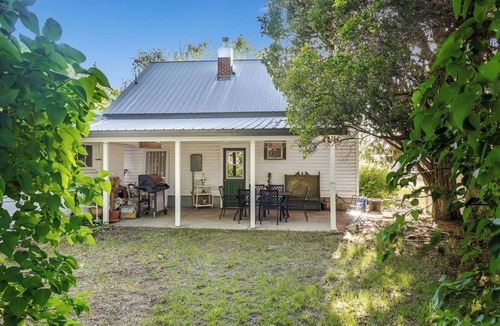 Rigby House | Aunt Mary's House 2-bedroom house with WiFi and window AC in delightful Rigby