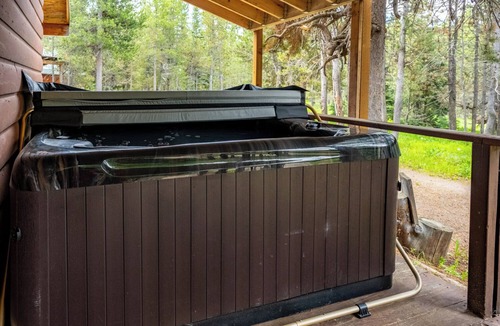 Island Park Cabin | Authentic Cozy Island Park Family Cabin w/Hot Tub and near Yellowstone
