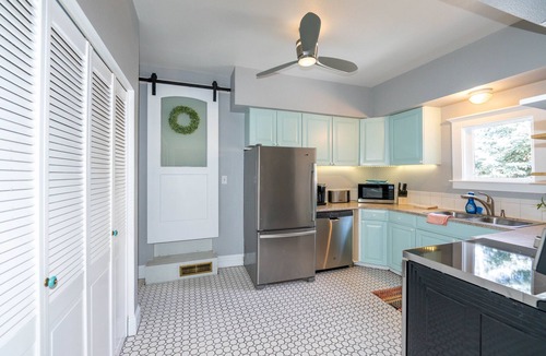 Central Boulder Apartment | Available from now until Aug 18th. Walk to Pearl St, Central AC