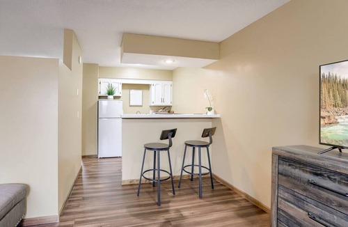 Mount Moriah House | Aviator's Lounge 1BR Free Parking WiFi Easy Access