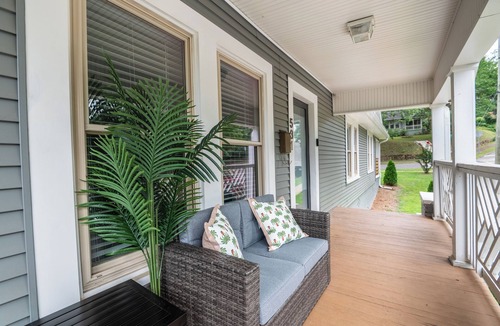 Forest Park Apartment | Avondale Adventure-Serene City Stay-King Bed/Games