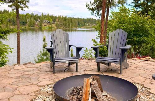 Hayden Lake House | Avondale Lake Cabin, Hot Tub, Kayaks & Dock