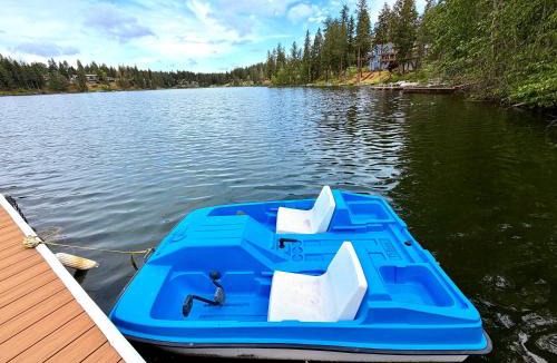 Hayden Lake House | Avondale Lake Cabin, Hot Tub, Kayaks & Dock
