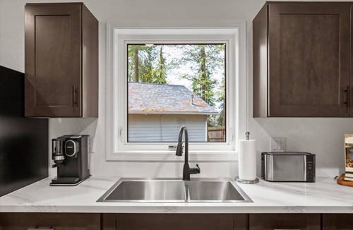 Hayden Lake Cabin | Avondale Lake Cabin Hot Tub, Dock & SUPs