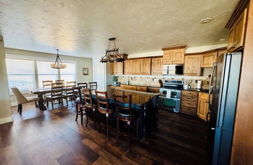 McCammon House | Awesome 6-bedroom house with rec room, fully equipped kitchen, Near Lava