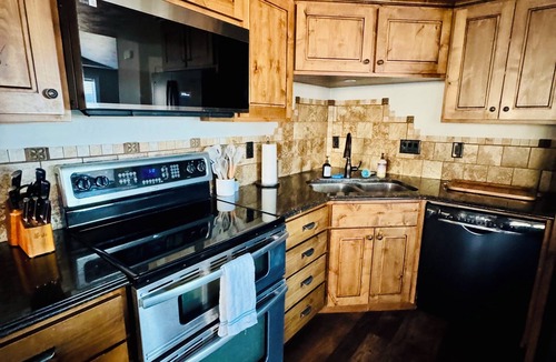 McCammon House | Awesome 6-bedroom house with rec room, fully equipped kitchen, Near Lava