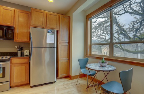 Hood River House | B2 - Gorgeous Townhome, Downtown Location, Walk to Everything