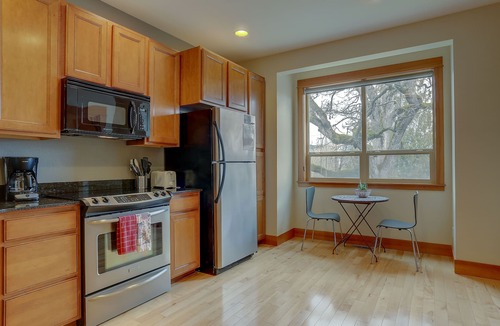 Hood River House | B2 - Gorgeous Townhome, Downtown Location, Walk to Everything