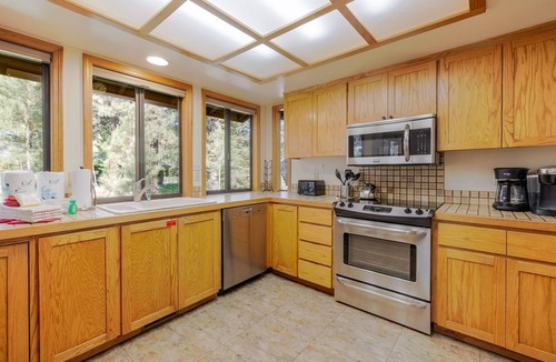 Sunriver House | BACK03 - Walk to Sunriver Village! Quiet Setting, 2 Suites, A/C, Hot Tub