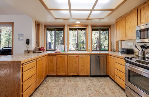 Sunriver House | BACK03 - Walk to Sunriver Village! Quiet Setting, 2 Suites, A/C, Hot Tub