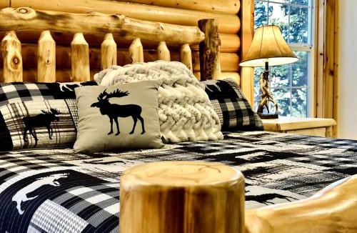 Duck Creek Village House | Backwoods Bonanza - Big Cabin With Hot Tub!