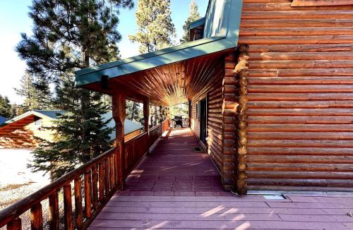 Duck Creek Village House | Backwoods Bonanza - Big Cabin With Hot Tub!