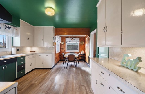 Starcrest House | Backyard Beauty & Bliss In Prime Location