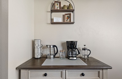 Caldwell House | ⭐Badminton/Volleyball net⭐️100Mbps⭐️3 TVs⭐️15min→Indian Creek Plaza⭐2600ft² ⭐