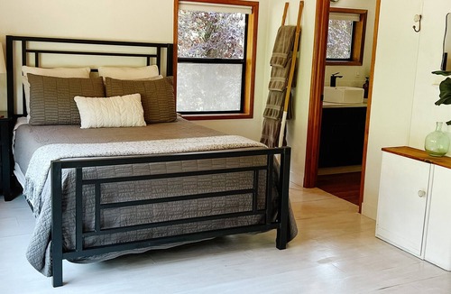 Bainbridge Island House | Bainbridge Island Crows Nest - Watch Life Sail By
