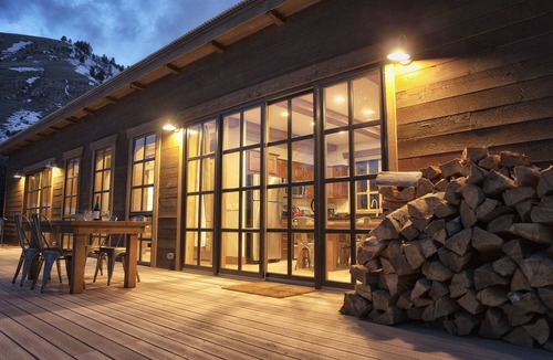 Jackson House | Baitshop Cabin Privacy in Downtown Jackson 2 blocks to Town Square w/A/C