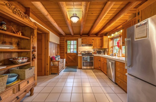 Hood River Cabin | Baja Norte - Hot Tub! Cozy Log Cabin, Perfect Hood River Getaway!