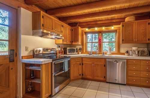 Hood River Cabin | Baja Norte - Hot Tub! Cozy Log Cabin, Perfect Hood River Getaway!