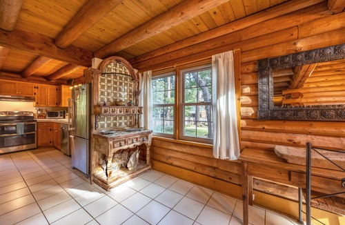 Hood River Cabin | Baja Norte - Hot Tub! Cozy Log Cabin, Perfect Hood River Getaway!