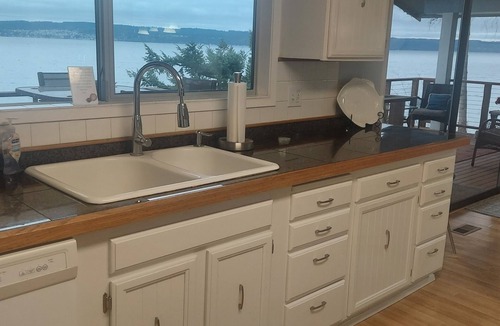 Coupeville House | Bakerview Beach House-BEAUTIFUL OCEAN FRONT LIVING! Pet friendly!