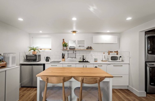Whittier Heights Apartment | Ballard Private Suite: Near Transit & Local Eats