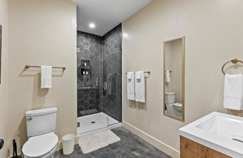Stanton House | Barndo/Ample Parking/Access to Red River/Hot Tub