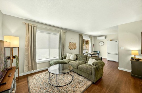 Grants Pass House | Basecamp GP Entire 4BR Duplex Near Downtown