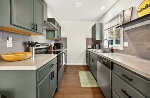 Grants Pass House | Basecamp GP | Entire 4BR Duplex Near Downtown