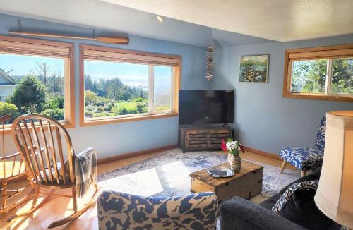 Waldport House | Bay and Horizon Views! Crabbing and Fishing Close By! Hilltop Heights